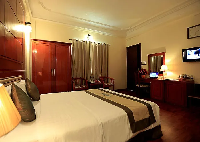 Moon View Hotel - 65 Cua Bac - By Bay Luxury
